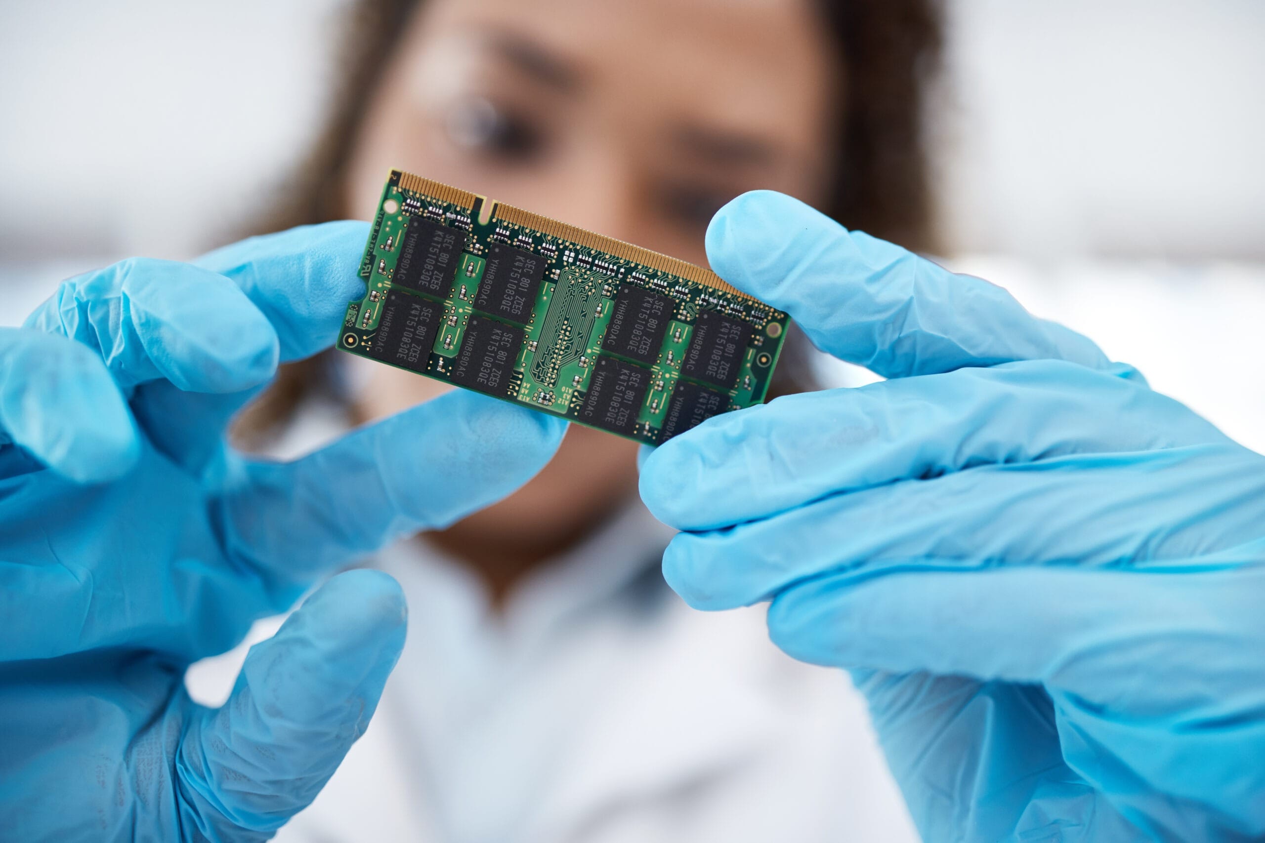 Elektronische Bauteile und Halbleiter aus gewerblichen Lagerbeständen