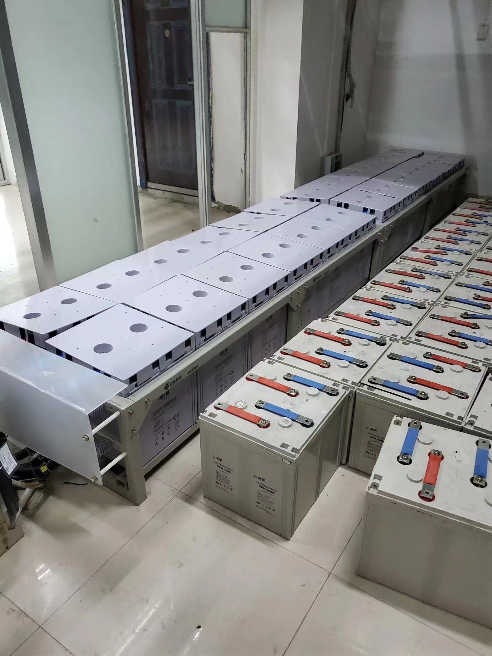 Bleigel- und Blei-Säure-Batterien aus einer stationären Notstromanlage