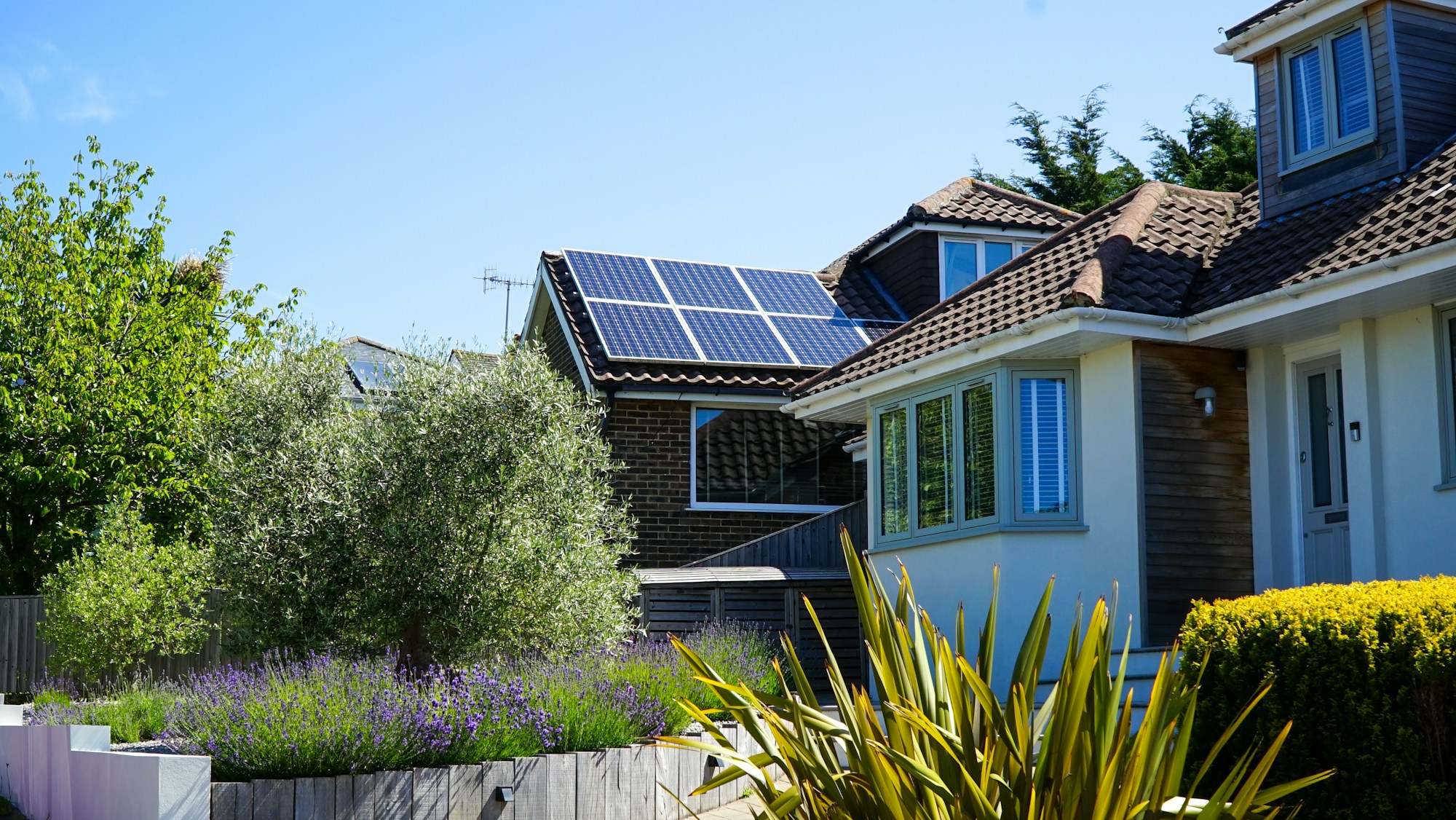 Photovoltaikmodule auf dem Dach eines Wohnhauses; Symbolfoto